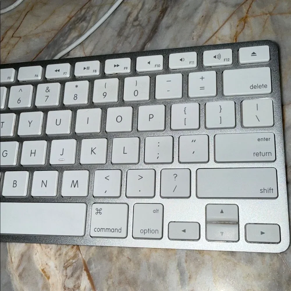Apple White model A1242 wired USB keyboard Keyboard
